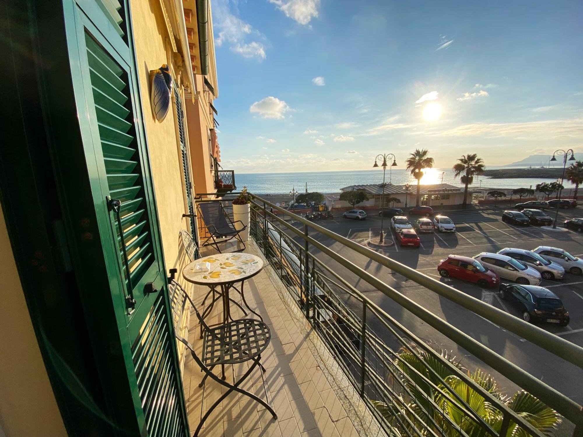 L'Eternita' E' Il Mare Mischiato Col Sole Rimbaud Ventimiglia Exterior foto